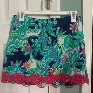 Lily Pulitzer short skirt, zipup back close.16” waist. 100 cotton shell & lining